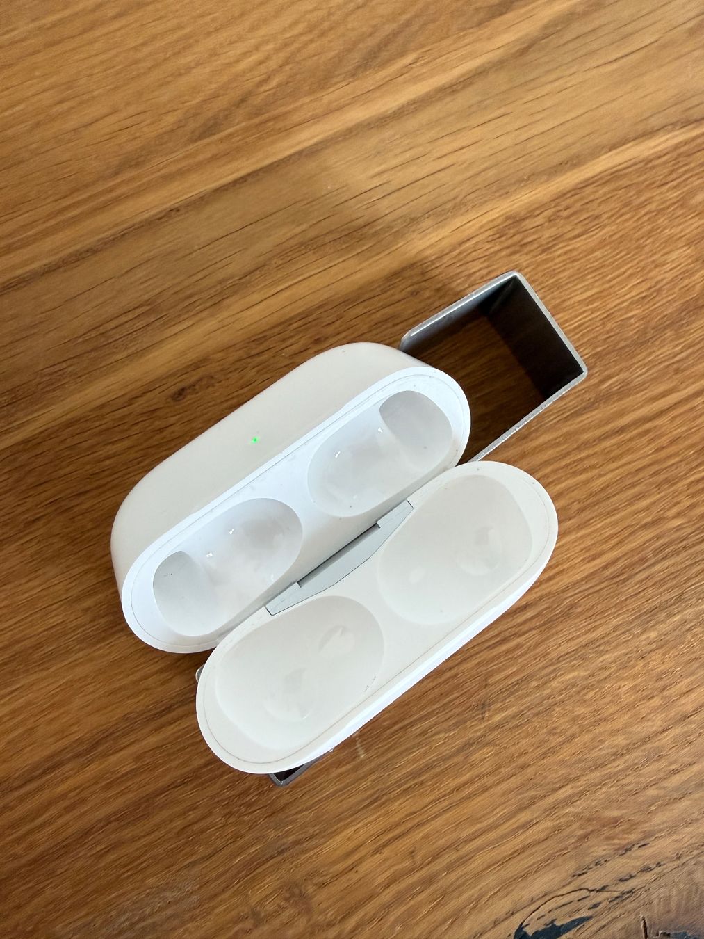 Apple Cuffie: APPLE AirPods Pro 2 Charging Case – Usato da Lausanne venduto da Nine1982 2