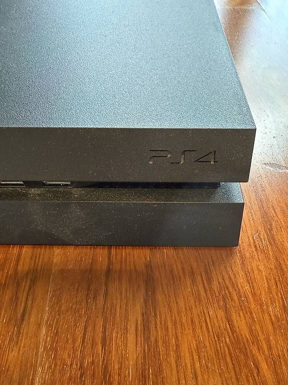 Sony Console: Playstation 4 con accessori – Usato da Tesserete venduto da pia_pwj7 3