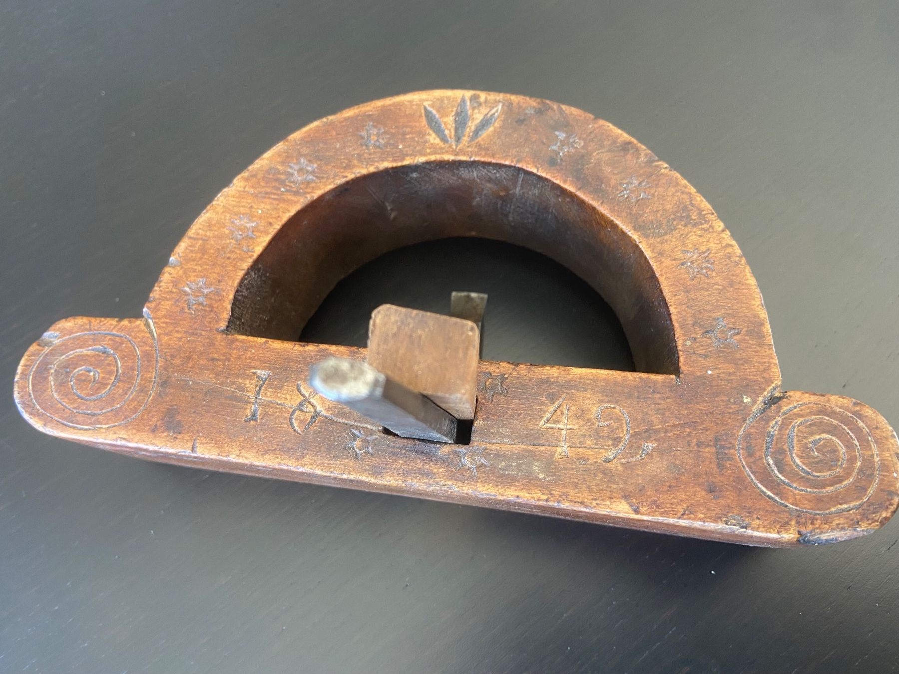 Tutti gli attrezzi: Antiker Nuten-Hobel v 1842 – Usato da Meilen venduto da rowland534 1