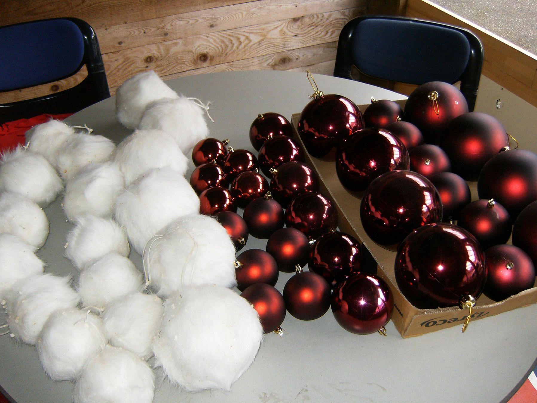 1 Kiste mit Weihnachtskugeln Rot und weisser Kunstpelz (Gebraucht) in ...