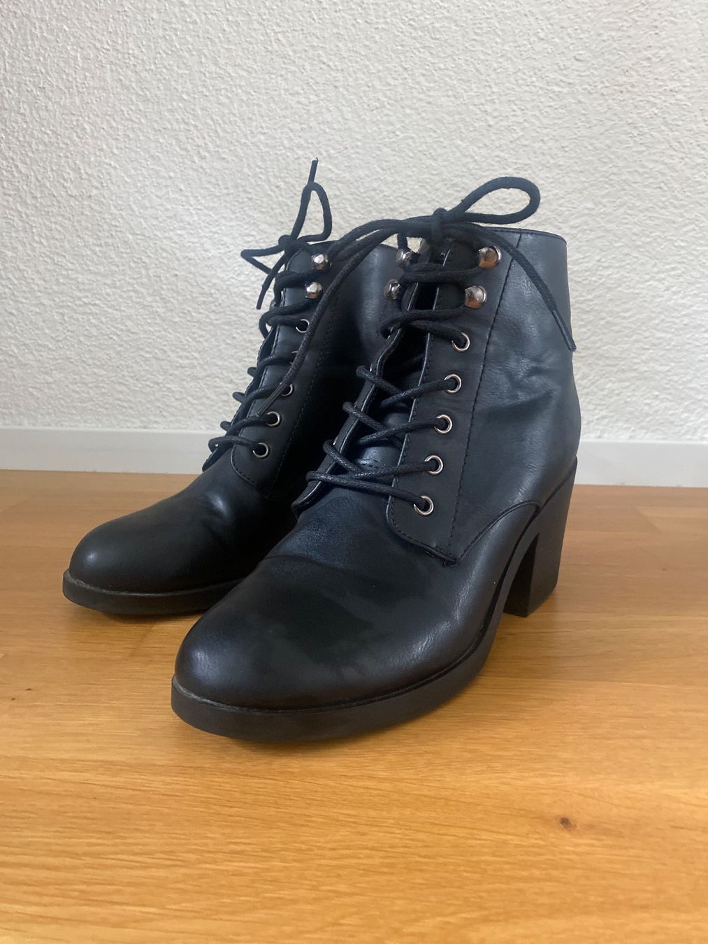 Scarpe da donna: Schwarze Stiefeletten mit Absatz, Grösse 39 – Usato da Birmenstorf AG venduto da Midget0 5