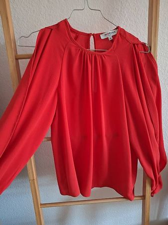 Bluse rot mit offenen Ärmeln
