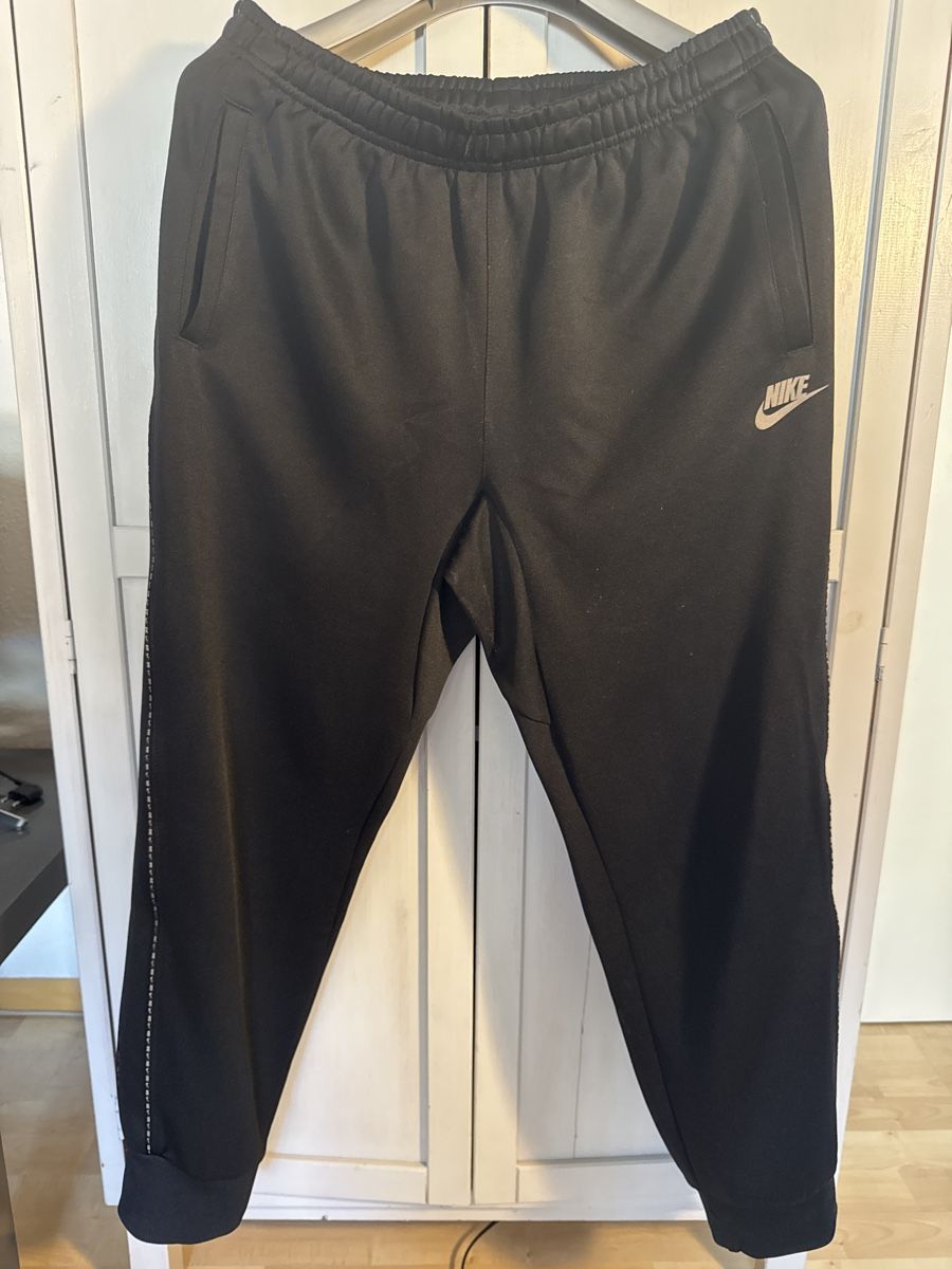 Nike Pantaloni: Nike Trainingshose Herren, Grösse M Schwarz – Nuovo (secondo la descrizione) da Rheinfelden venduto da enea4310
