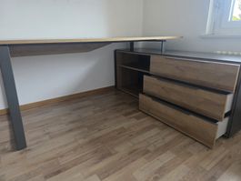 Schreibtisch