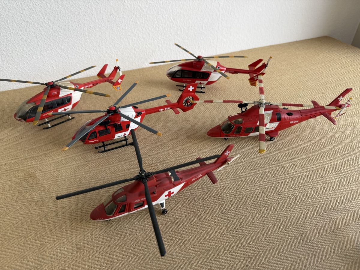 Rega Kit di modellismo & Modellini statici: Sammlung 5 Rega Helikopter Modelle Modellhubschrauber – Usato da Konolfingen venduto da petzipetz