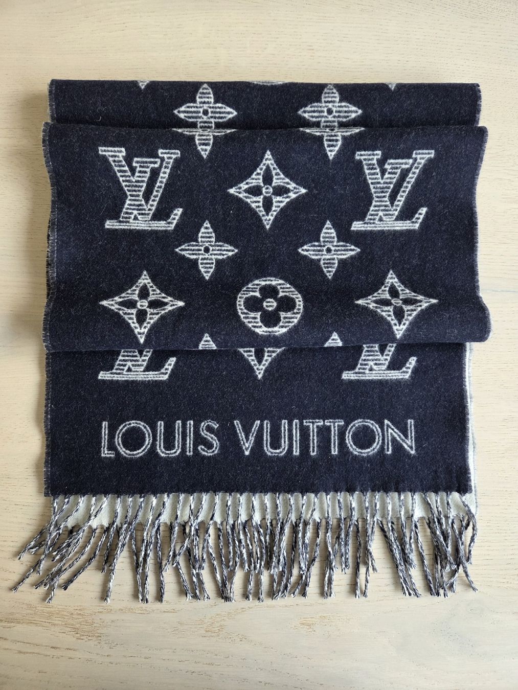 Louis Vuitton Foulard & Sciarpe: Louis Vuitton Monogram Shadow Schal – Nuovo (secondo la descrizione) da Belp venduto da Mary-Angel 1