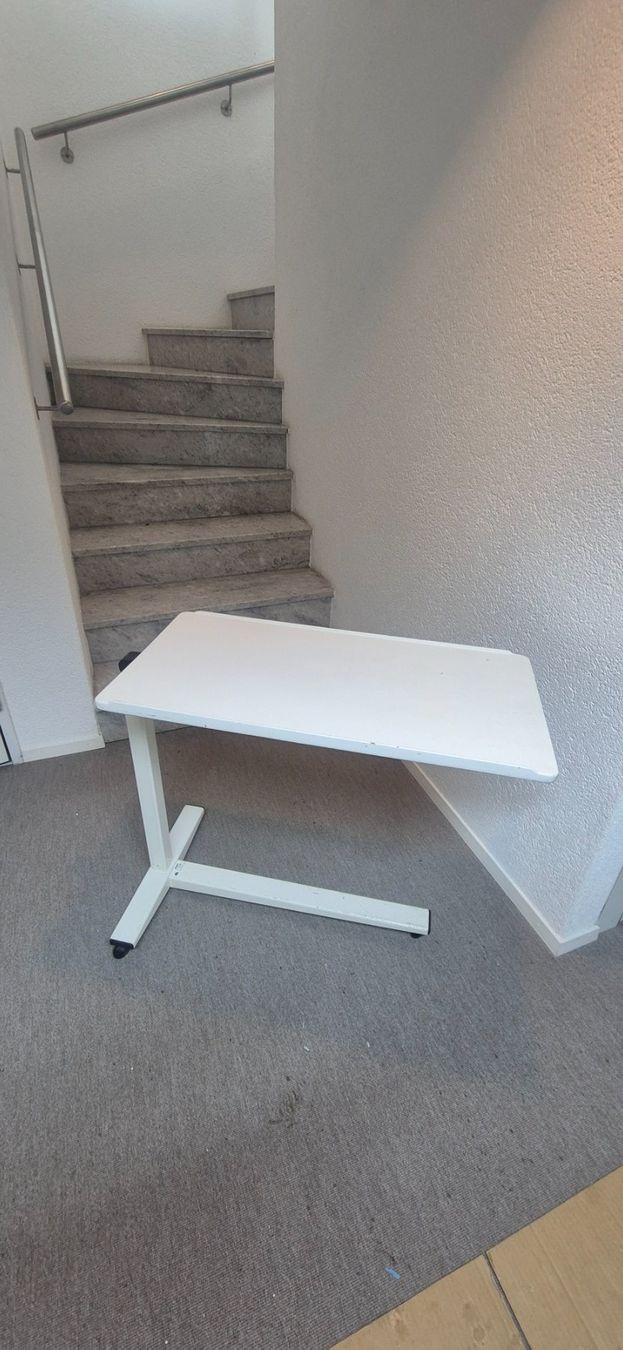 Attrezzature mediche: Pflegetisch Beistelltisch Betttisch – Usato da Huttwil venduto da Hpb7