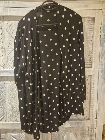 Schwarze dpnner Cardigan mit Pünktchen, Gr. M, luftig leicht