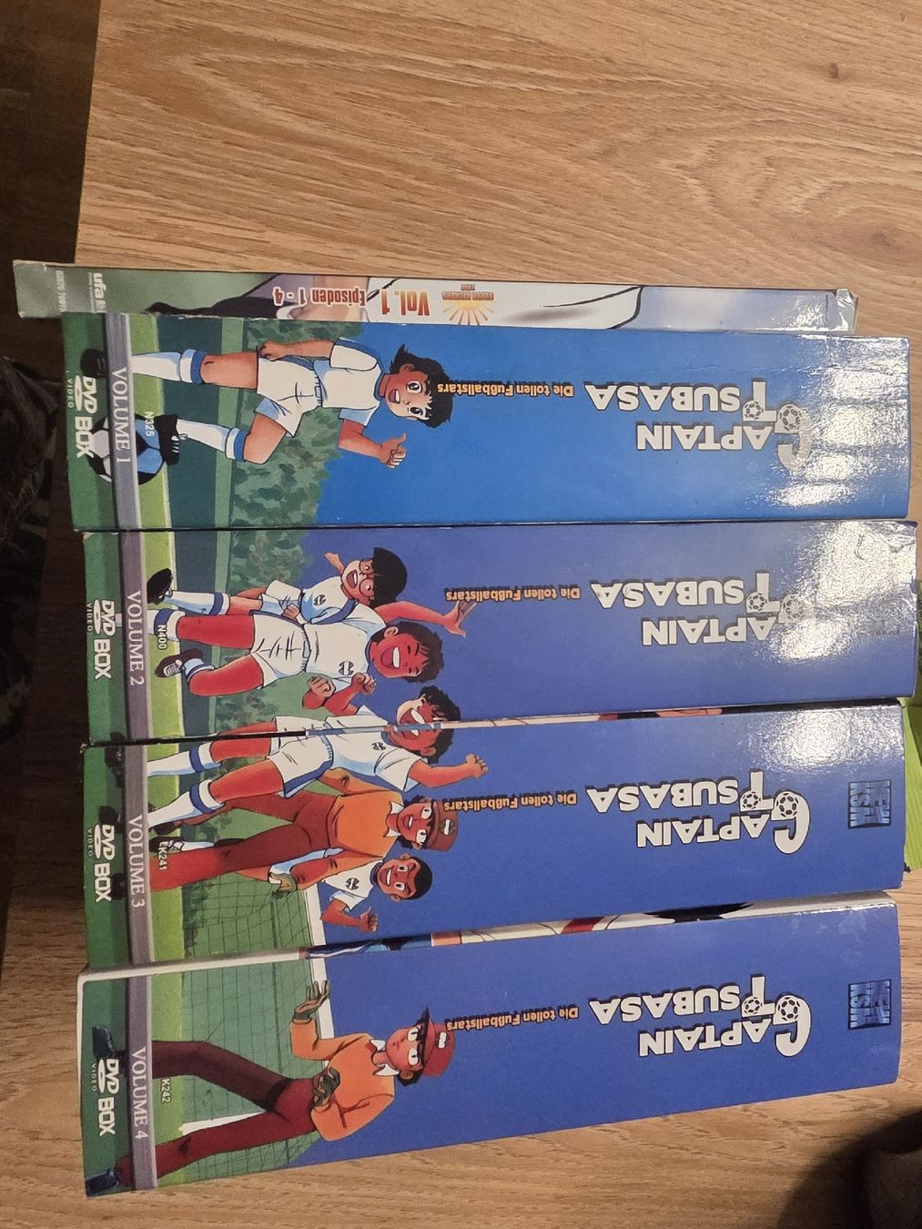 Alle DVDs: Captain Tsubasa DVD Box, Volume 1-4 & Super Kickers Vol1 – Gebraucht aus Brüttisellen von Miralaurea