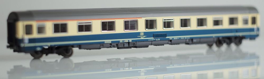 ROCO HO VOITURE UIC-X 1ère classe de la DB coloris "pop" bleu / gris
