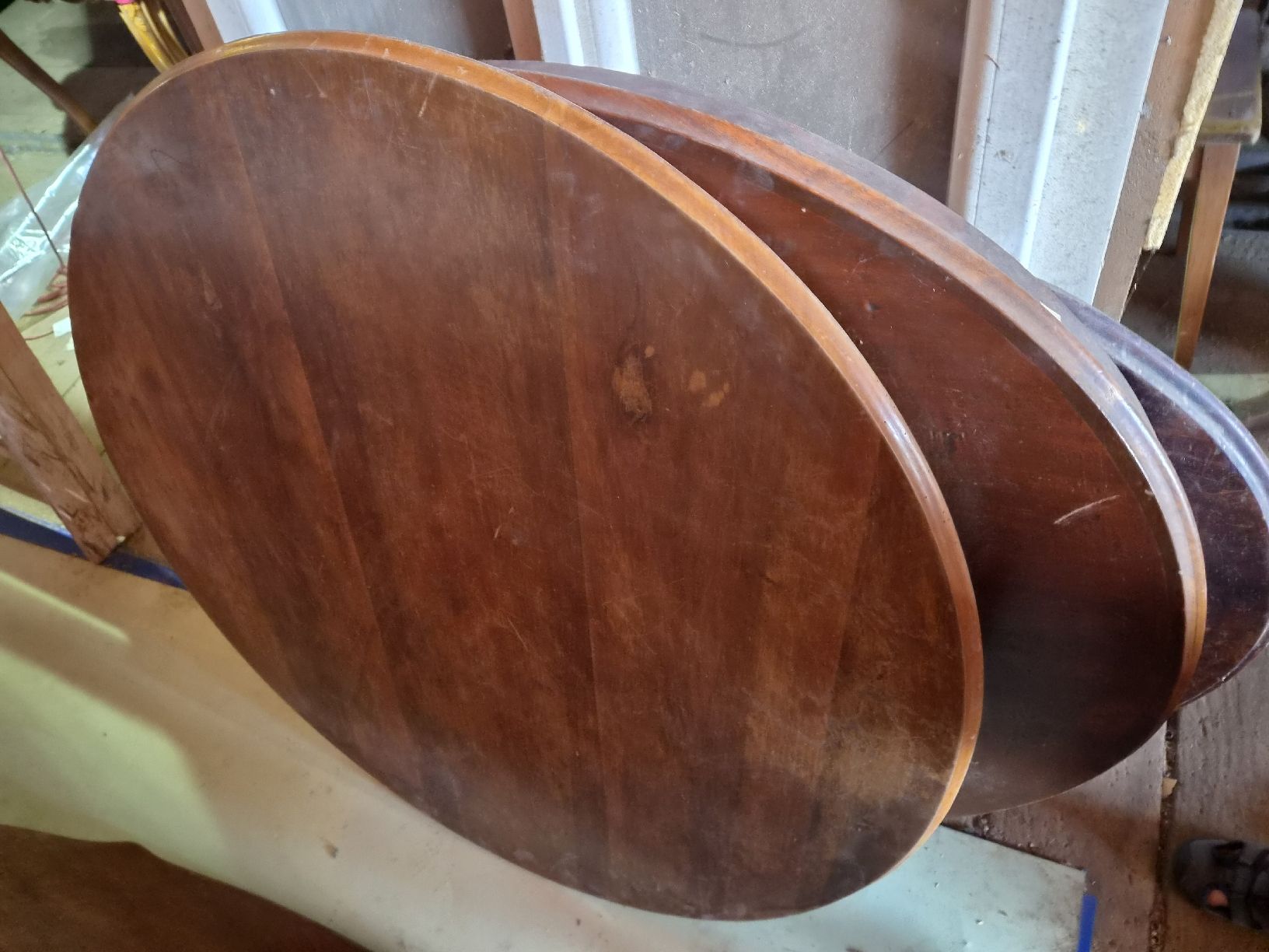 Tables: lot de 4 dessus de table ancienne et de 2 pieds de table  – Défectueux à Farvagny-le-Grand par CollectibleWatches