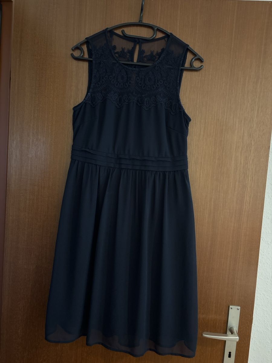 Vero Moda Robes: Vero Moda Kleid dunkelblau Grösse M  – D'occasion à Rünenberg par ZwergLi100