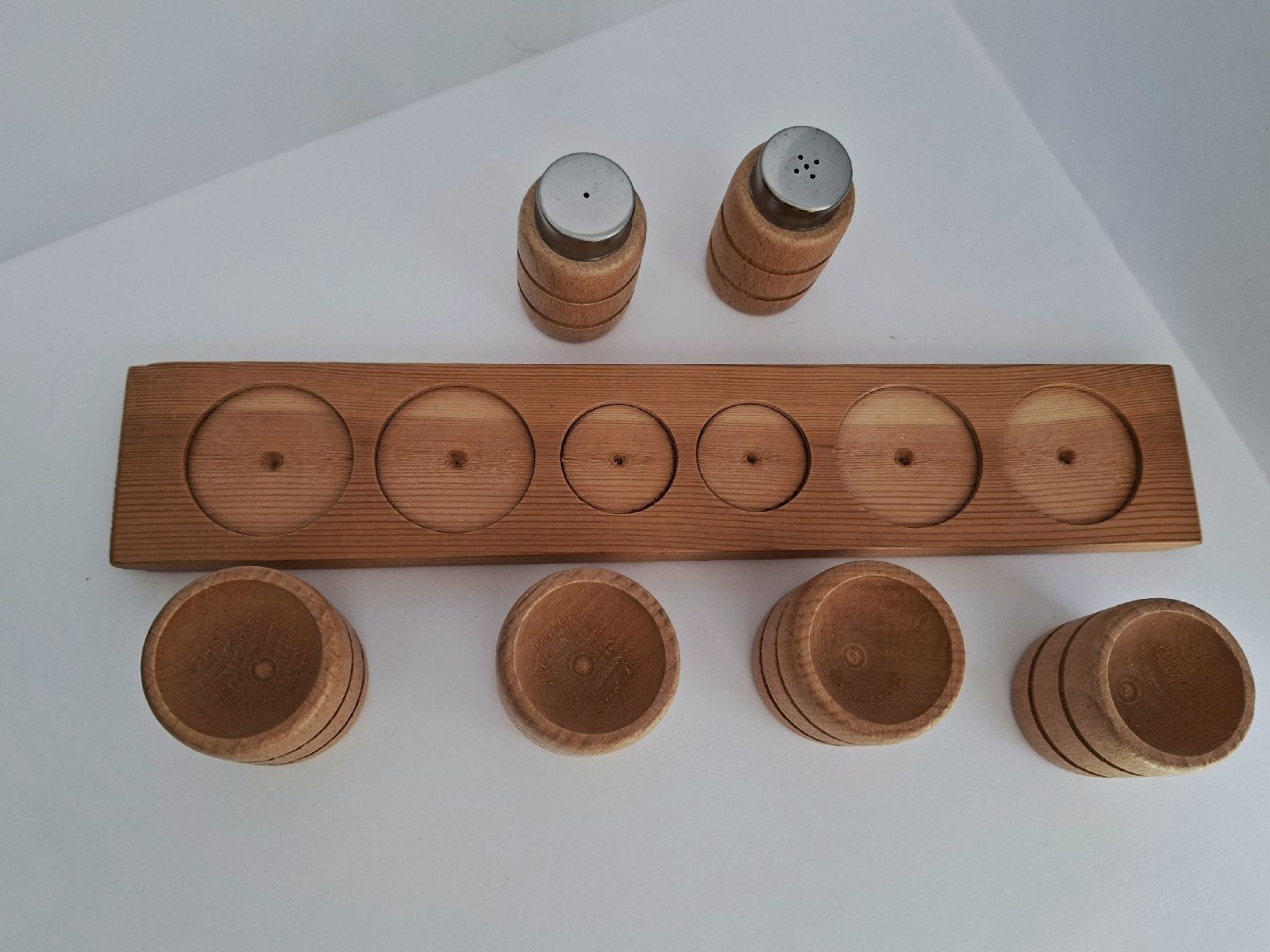 Altre Stoviglie: Vintage 7-teiliges Eierbecher Set aus Holz – Usato da Dietikon venduto da Magi2 3