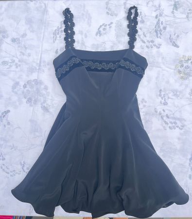 Robe de soirée noire vintage avec détails en velours