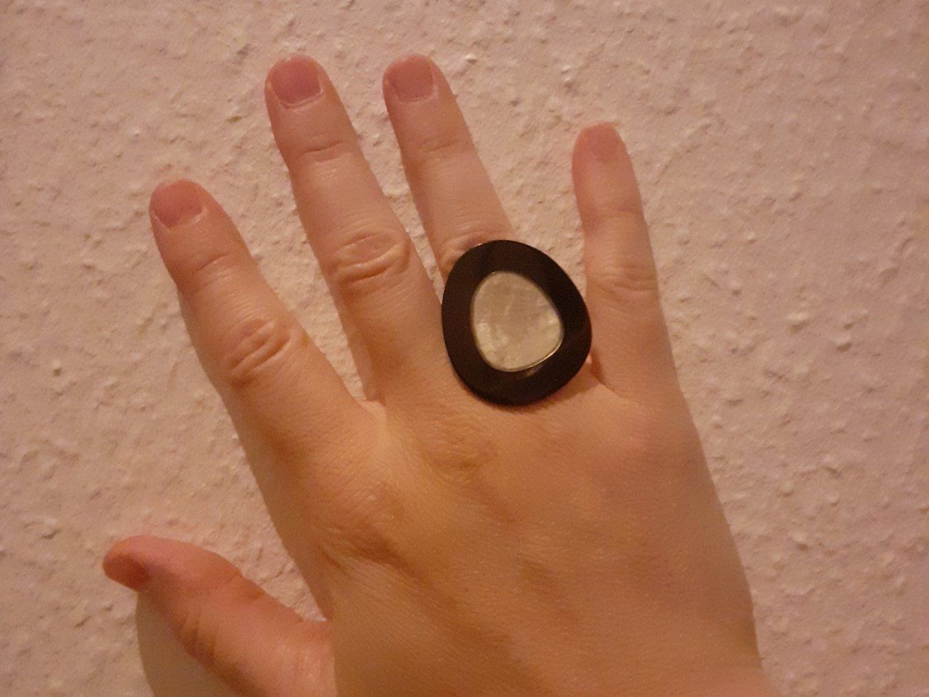 Bagues: Bague noire et nacrée – D'occasion à Boudry par jaq_gjl2