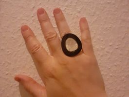 Bague noire et nacrée