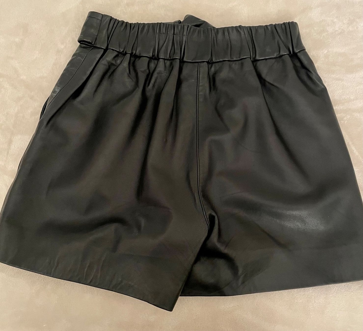 Pantaloni: Walter Baker Damen Leder Shorts – Usato da Zürich venduto da VictoriaGVA 1