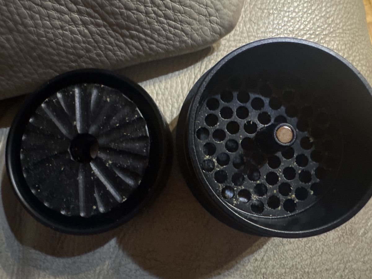 Tabac à priser: Blender Flower Mill Metall Schwarz  – Neuf (Voir description) à Triengen par B_S_92 2