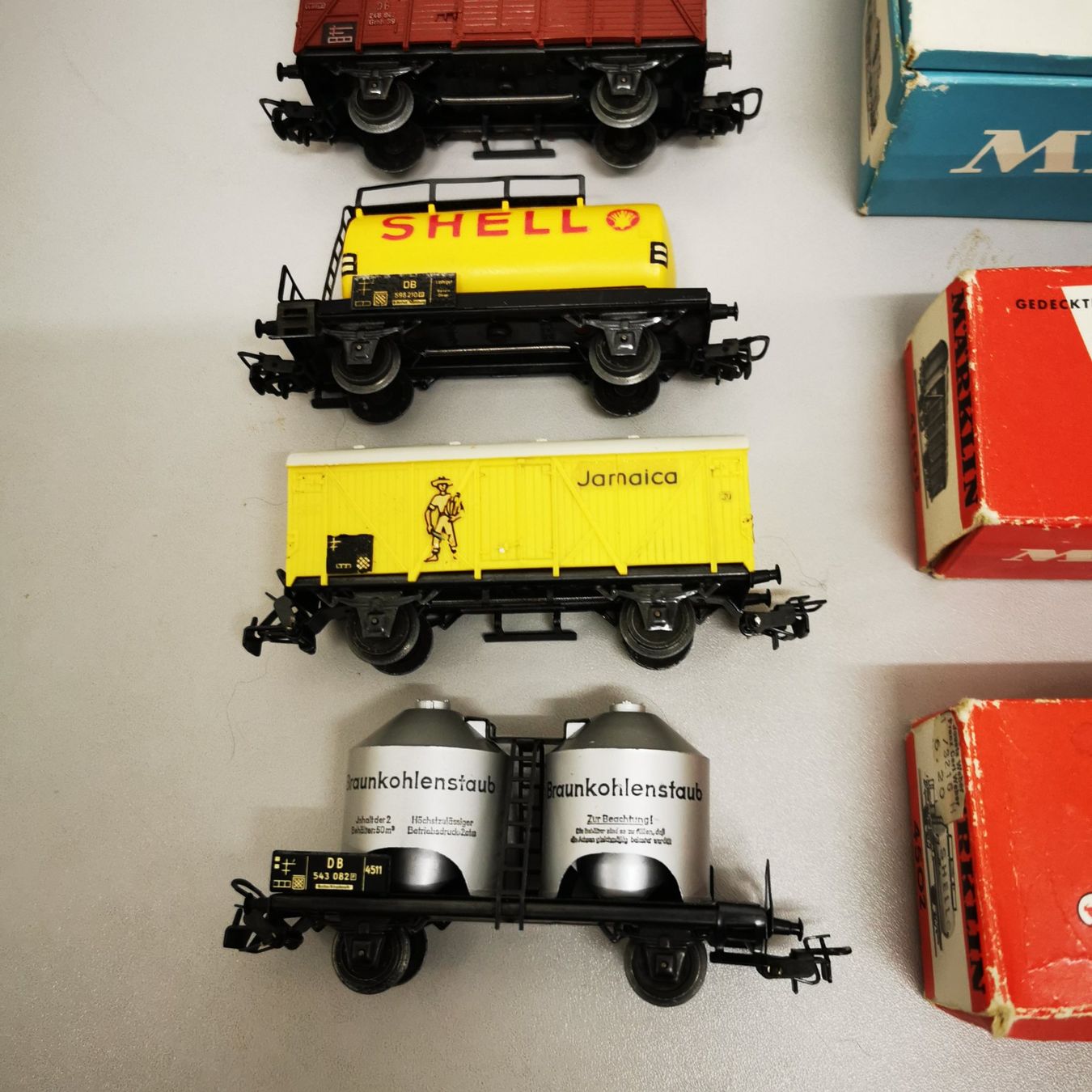 Märklin Modelleisenbahnen: Märklin Diesellok mit 4 Güterwagen – Gebraucht aus Waltenschwil von Nitsud 2