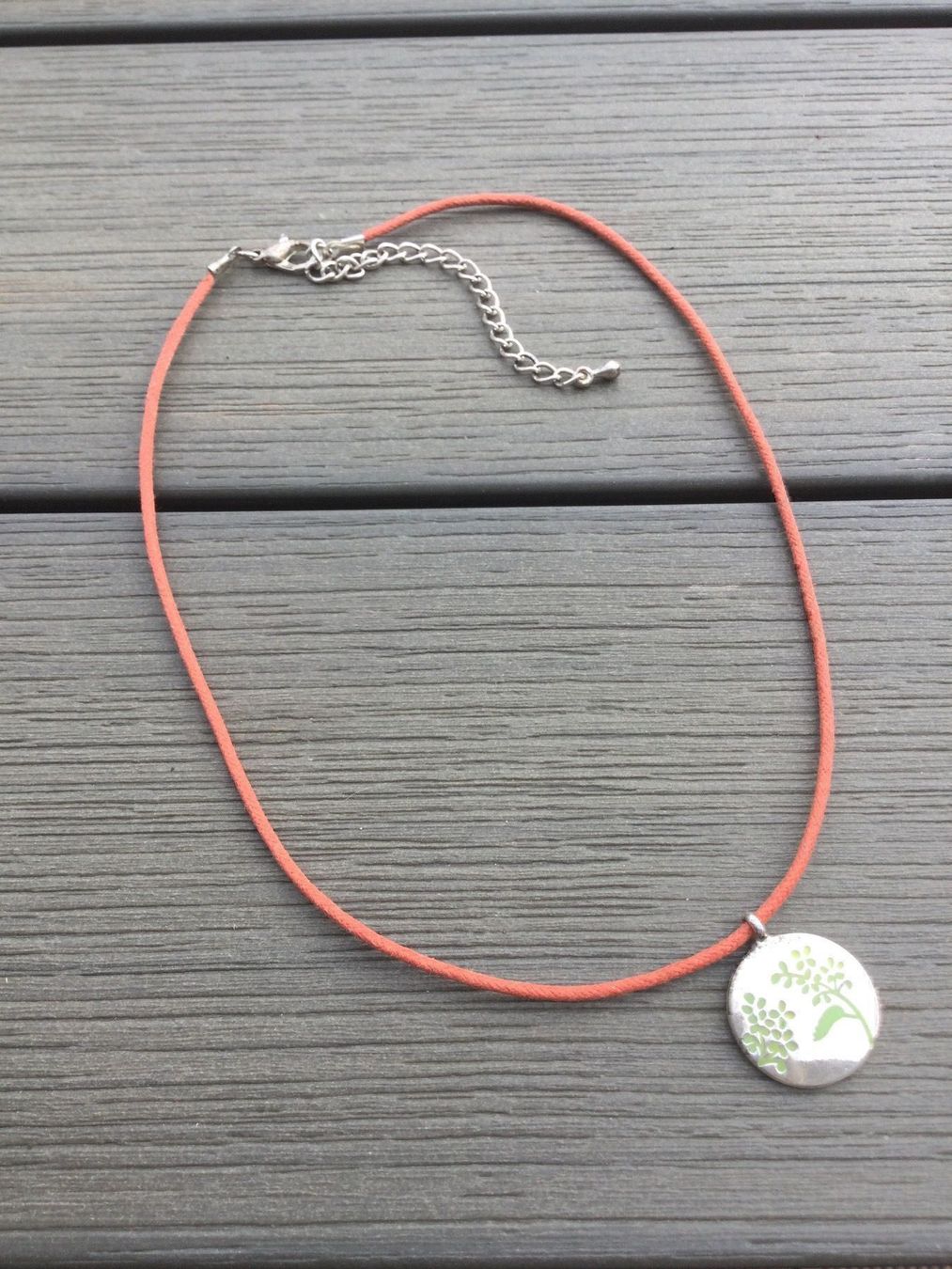 Colliers: Collier médaille fleurs vertes-pommes FS – Neuf (Voir description) à Agiez par chouchanelle