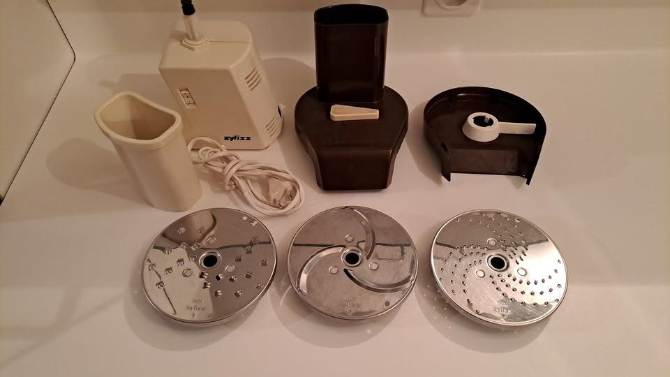 Zyliss Elettrodomestici da cucina: Zyliss Elektro-Scheibenraffel mit 3 Raffelscheiben, – Usato da Wängi venduto da Raettli10 1