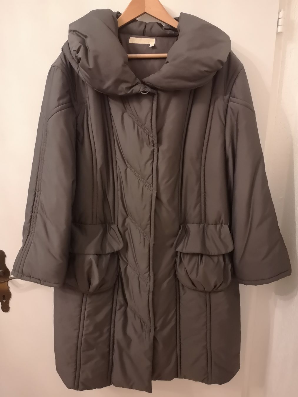Cappotti: Winter-Mantel grau Gr. 46 - Spendenaktion – Nuovo (secondo la descrizione) da Unterkulm venduto da Beljasch 1