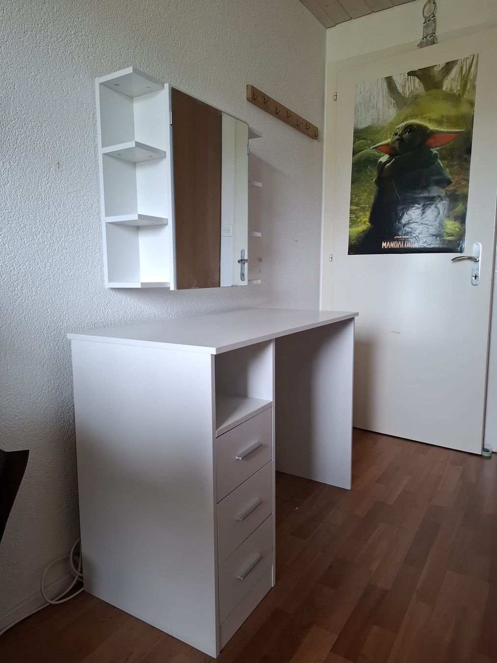 Tavoli da trucco: Bureau blanc et étagères, oucoiffeuse.Comme neuf. – Usato da Courtepin venduto da Poussy3 5