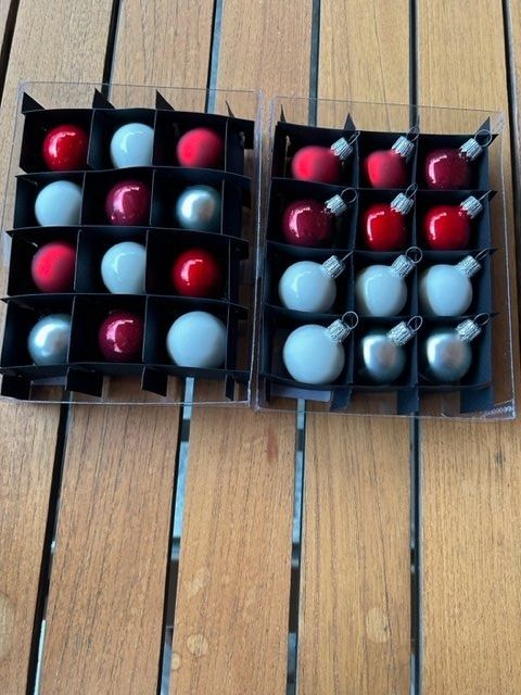 Tutte le decorazioni: 24 kleine Weihnachtskugeln / Neu – Nuovo e nell'imballaggio originale da Zürich venduto da elsoca