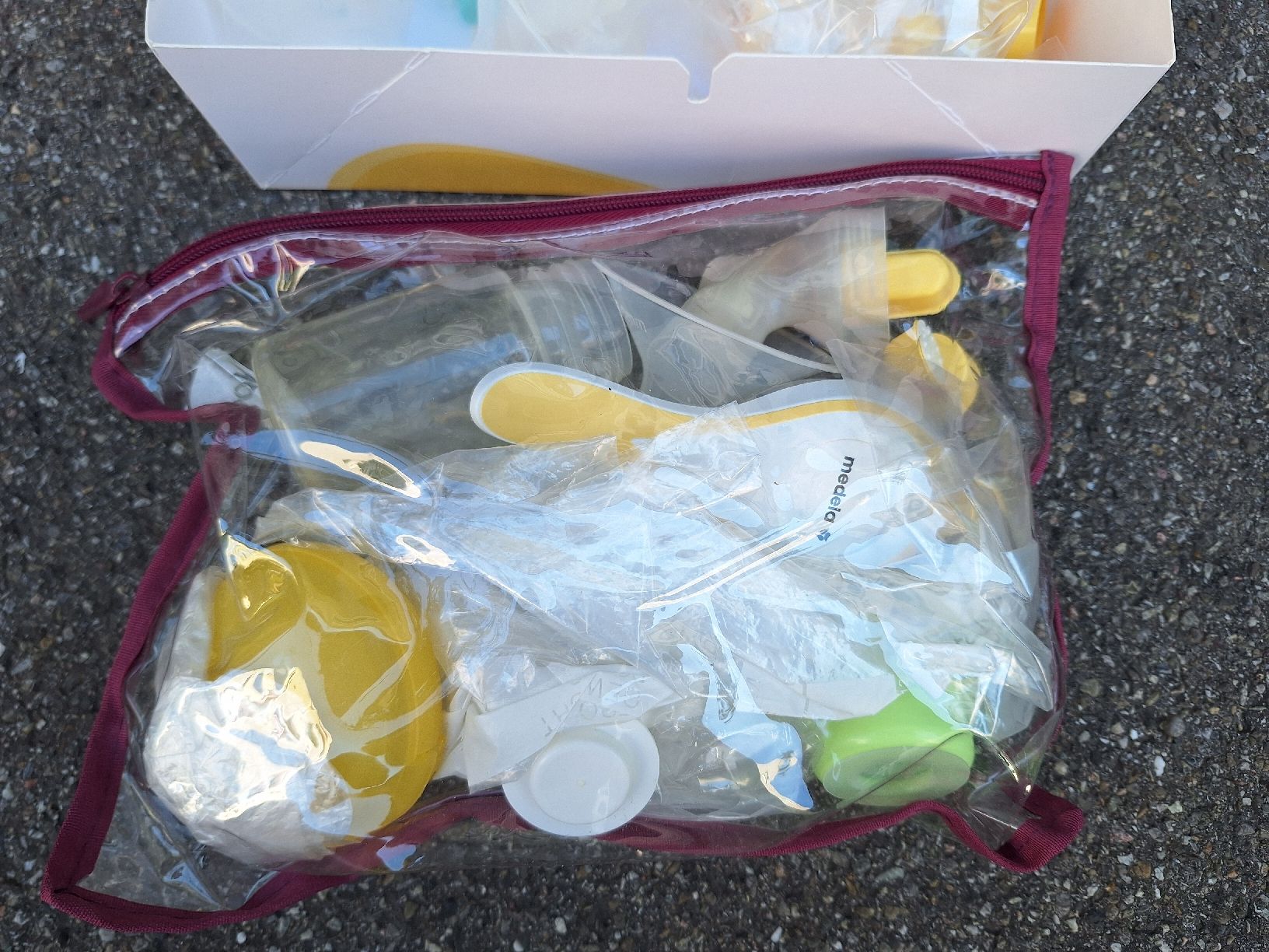 Medela Baby-Mahlzeiten: Stillpumpe inklusive viel Zubehör – Gebraucht aus Basel von Svidovic 2