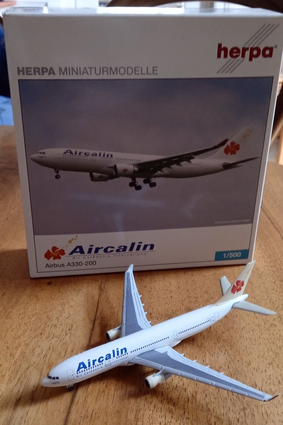 Herpa Kit di modellismo & Modellini statici: Flugzeugmodell Herpa 1:500 A330-200 Aircalin – Nuovo e nell'imballaggio originale da Bern venduto da ballotenor