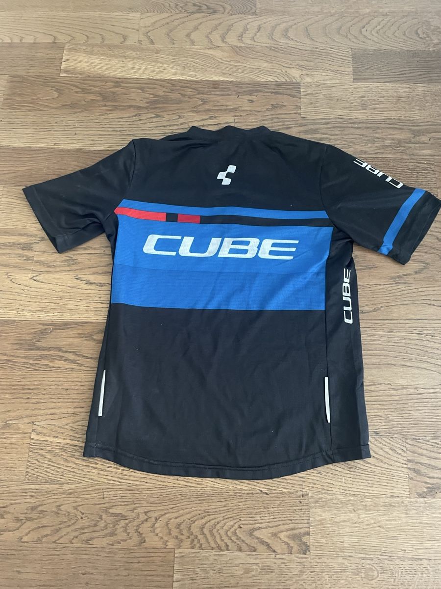 Cube Scarpe, pantaloni & magliette da ginnastica: CUBE Radtrikot Kinder Gr. 134/140 – Usato da Taegerwilen venduto da sab_9j9v 1