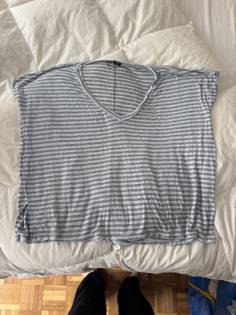 T-shirt Brandy Melville rayé bleu col en V taille unique