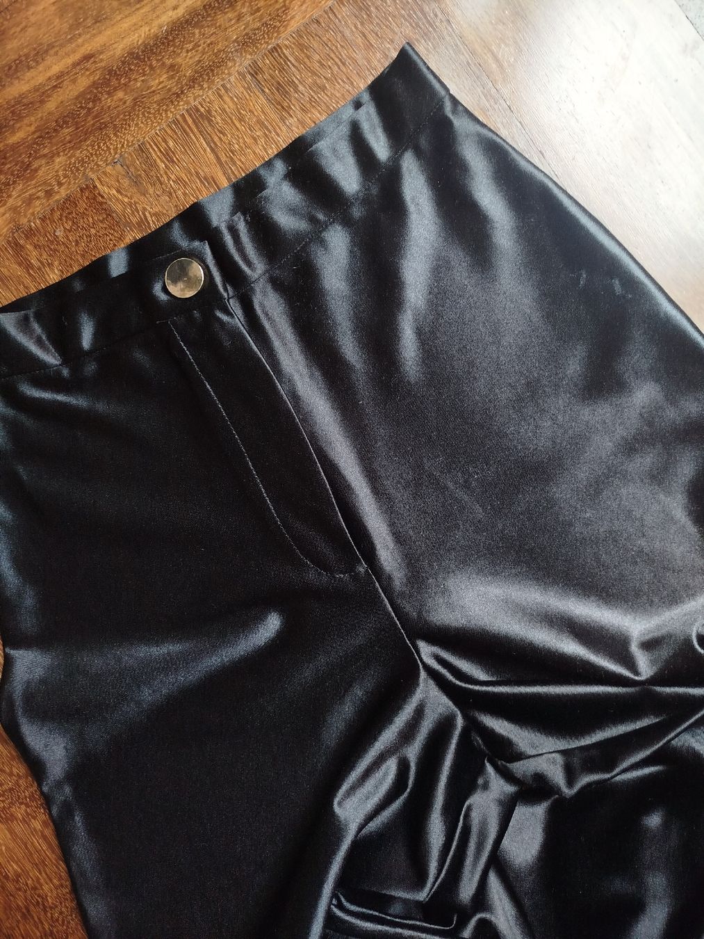 Asos Pantaloni: Schwarze Satinhose mit leichtem Schlag – Usato da St. Gallen venduto da jbu_ns6v 3