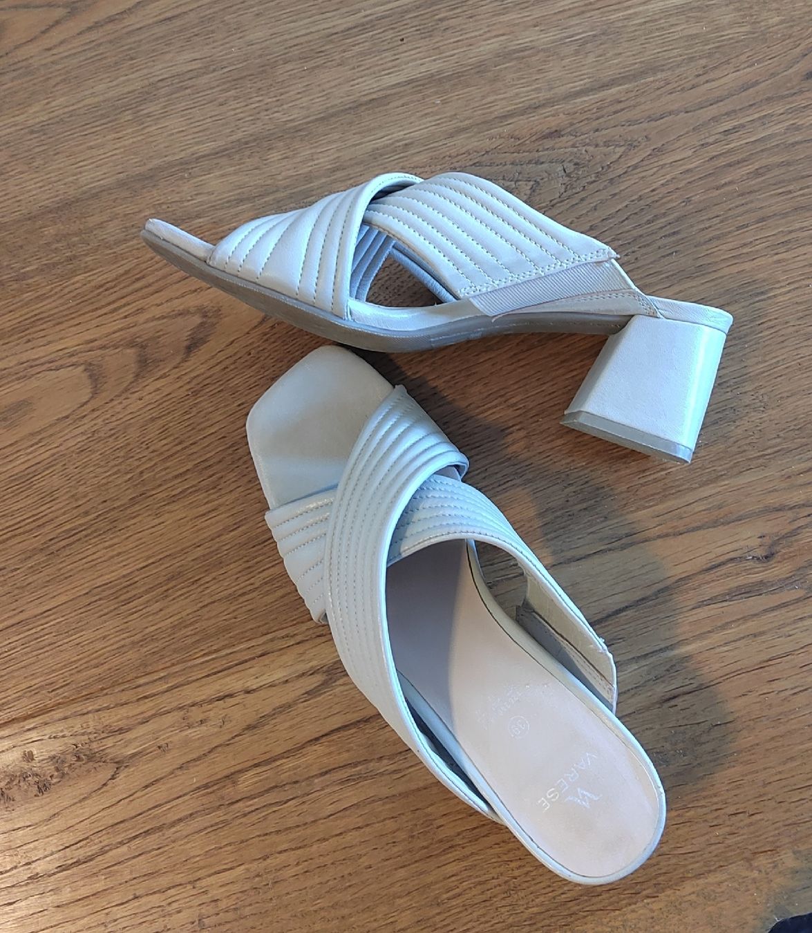 Scarpe da donna: echtes Leder in hellem Beige – Usato da Hinwil venduto da Fabiou
