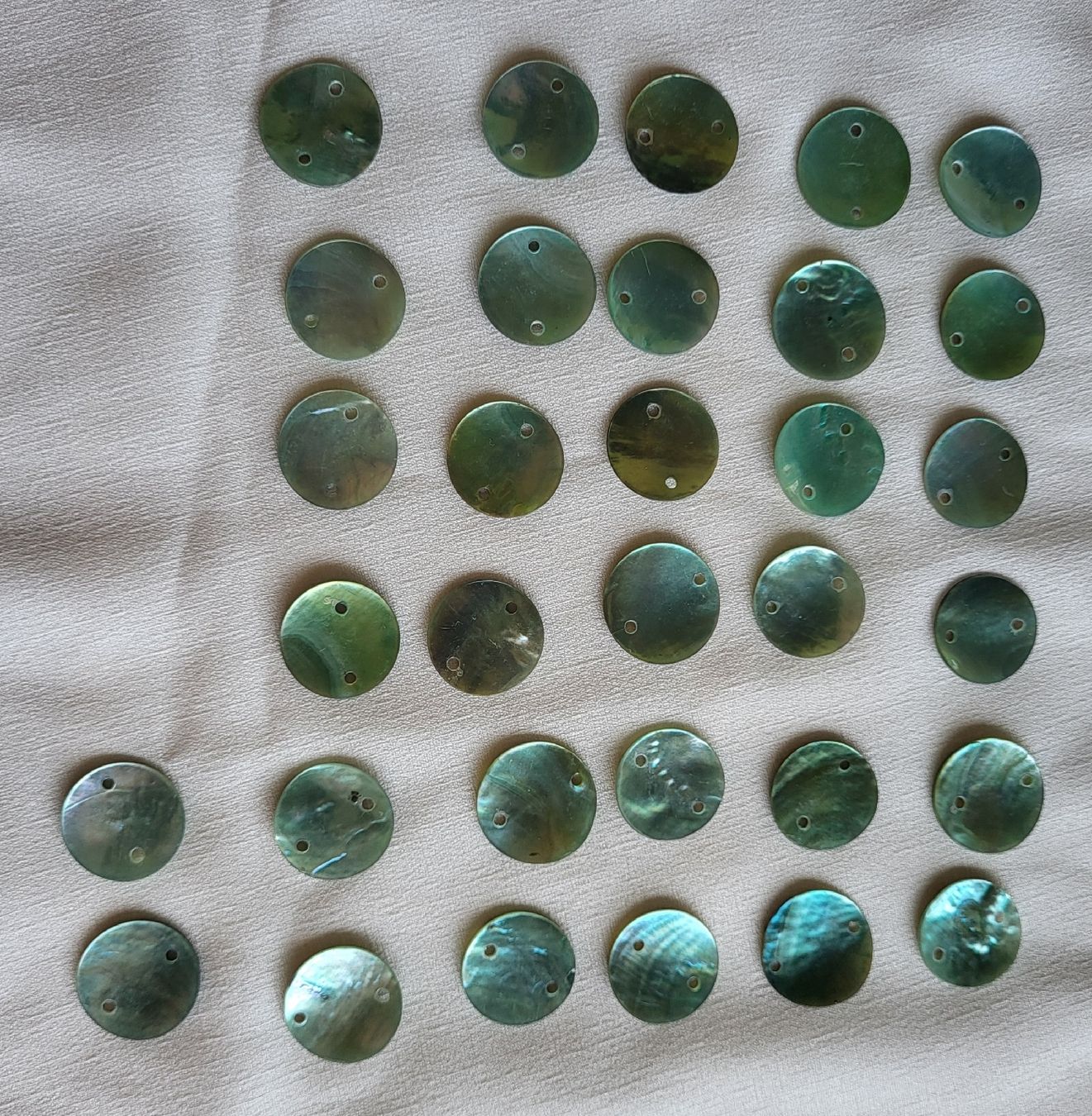 Bottoni: 32 Perlmutt Knopfe top Qualität  – Nuovo e nell'imballaggio originale da Zürich venduto da sahaara01