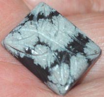 Cabochon L-1182 – Schneeflocken Obsidian mit Blume – 22x16mm