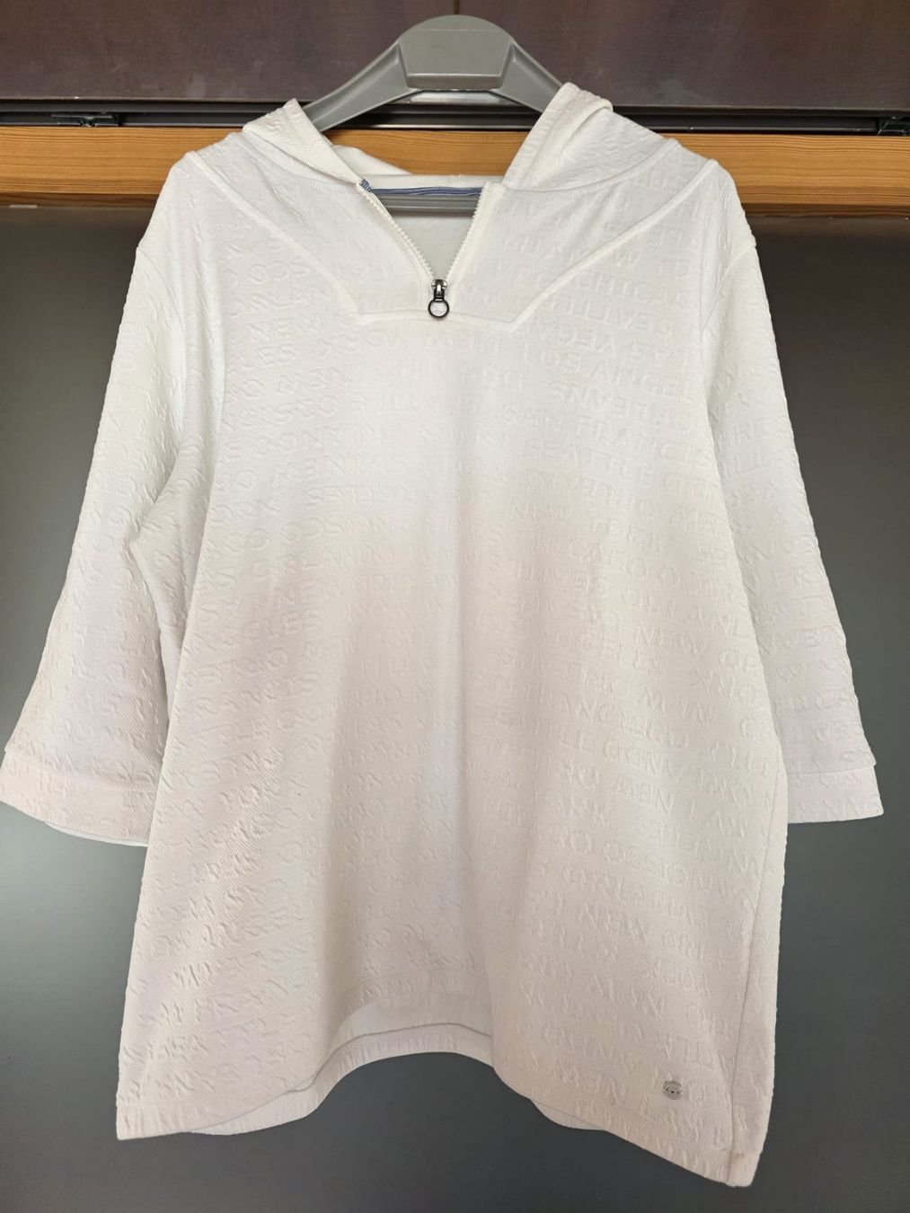 Kleiderpakete: Top Hoodies-Set für Damen, Grösse 46, GuterZustand! – Gebraucht aus Diegten von November1971 1