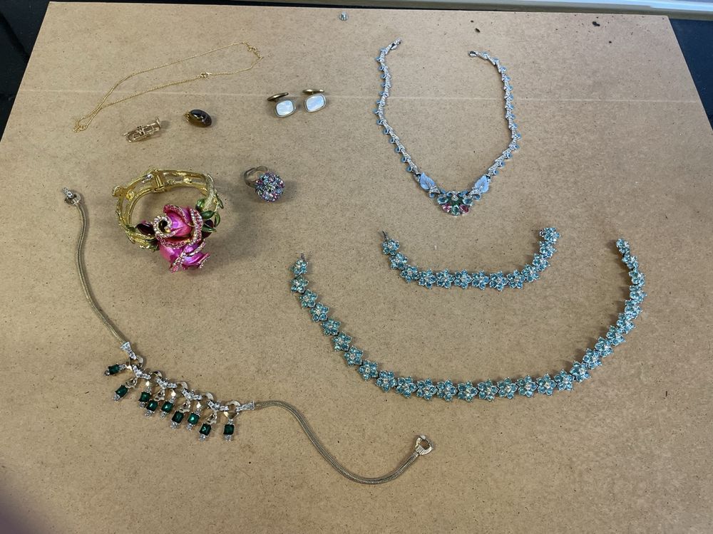 MANNETTE DE BIJOUX FANTAISIES et boite à bijoux musicale - Lot 131