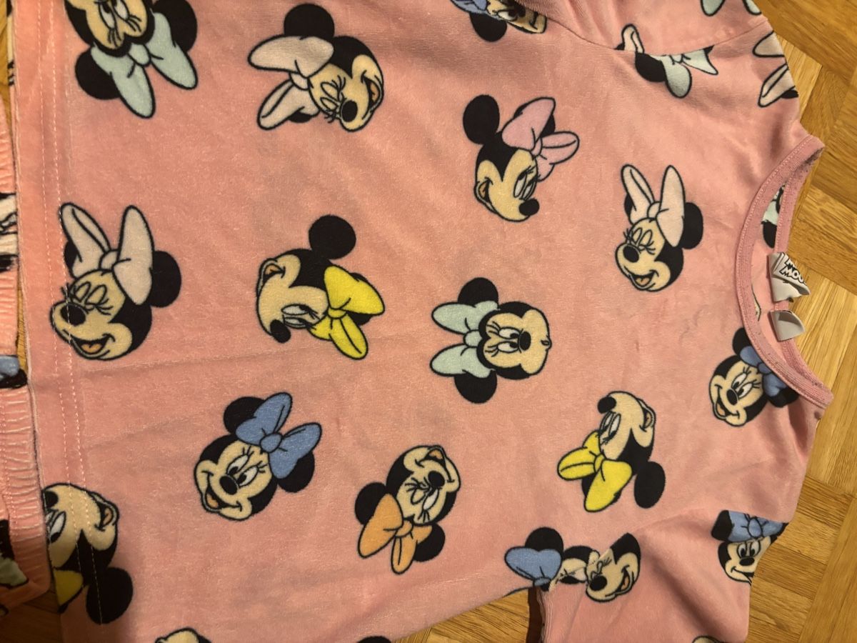 Pyjamas & Ähnliches: Rosa Mädchen Pyjama mit Minnie Mouse Muster, Grösse122 – Gebraucht aus Steffisburg von TelmaG 2