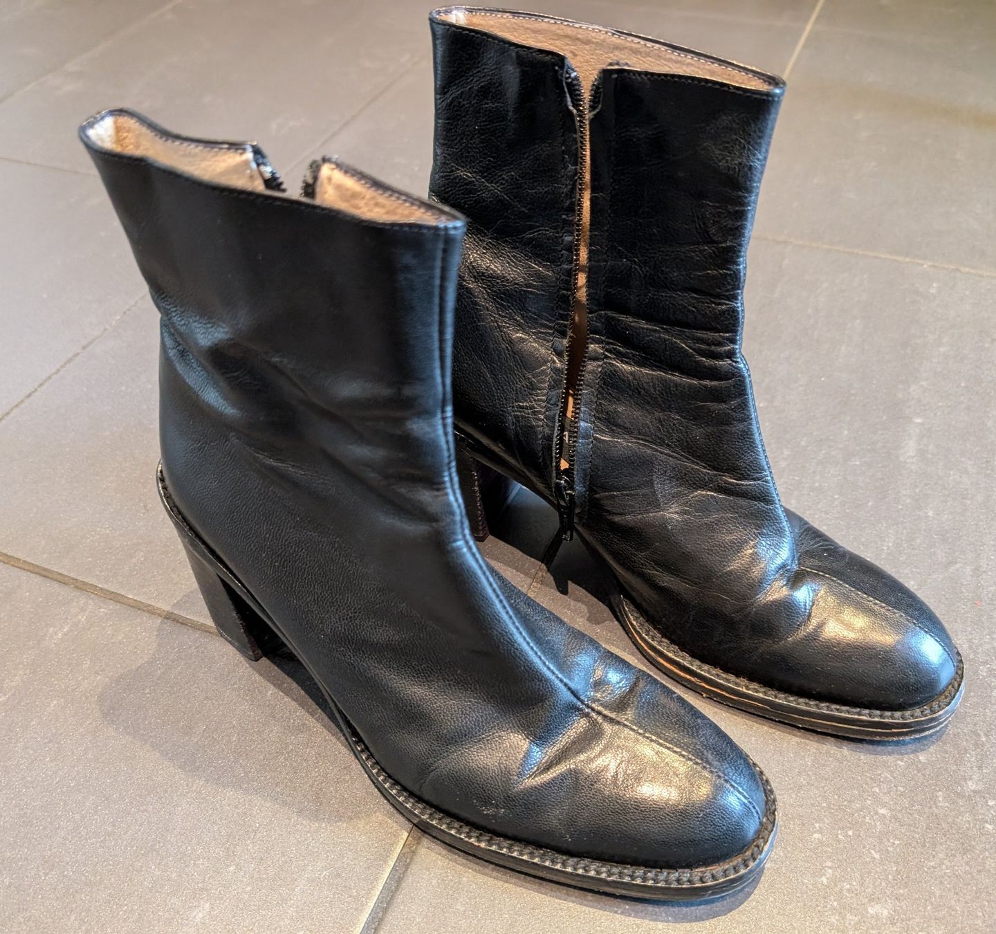 Scarpe da donna: Schwarze Lederstiefelchen Grösse 38 – Usato da Zürich venduto da richardeigenmann