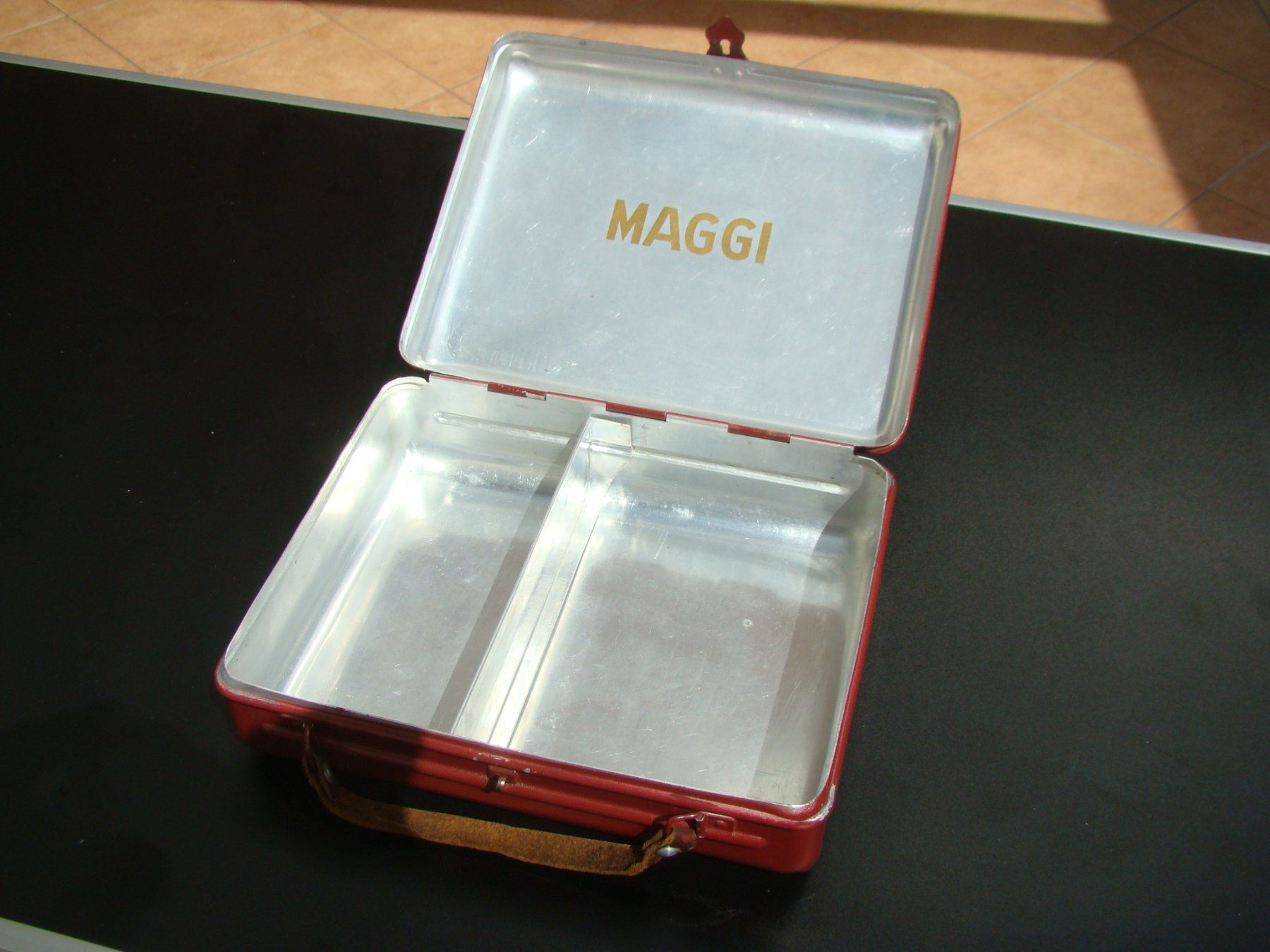 Tutte le decorazioni: alte wunderschöne  MAGGI Blechdose in Form eines mini Koffer – Usato da Walzenhausen venduto da Vanquish711 5