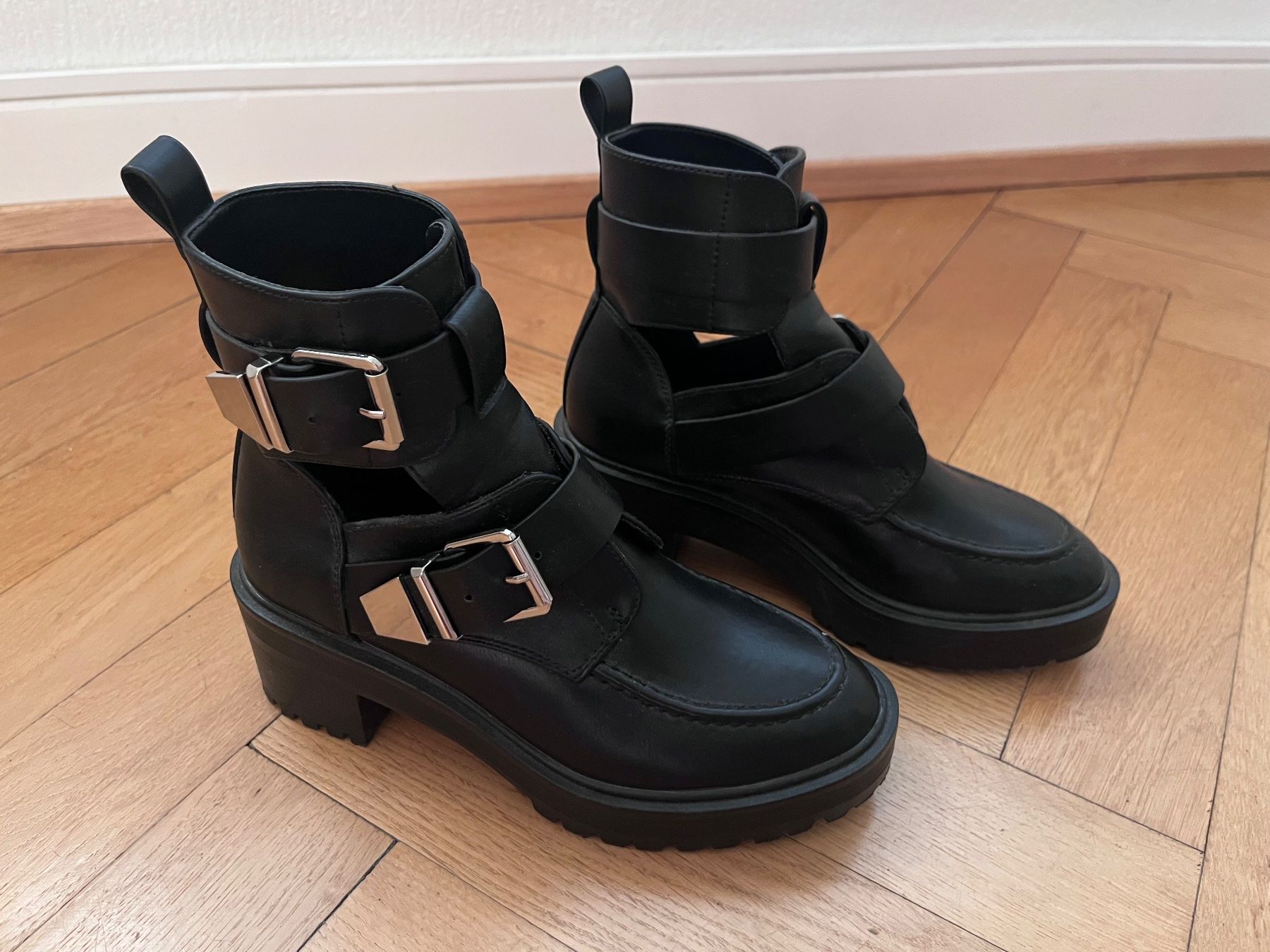 Damenschuhe: Cowboy-/Bikerstiefelette mit cut-outs Gr. 36 – Neu (gemäss Beschreibung) aus Basel von Nath- 1