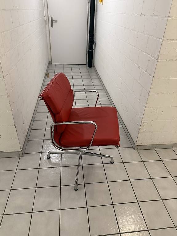 Vitra Stühle: 2x Vitra Eames Soft Pad Chair EA 208 Rot – Gebraucht aus Frauenfeld von Elooooo 3