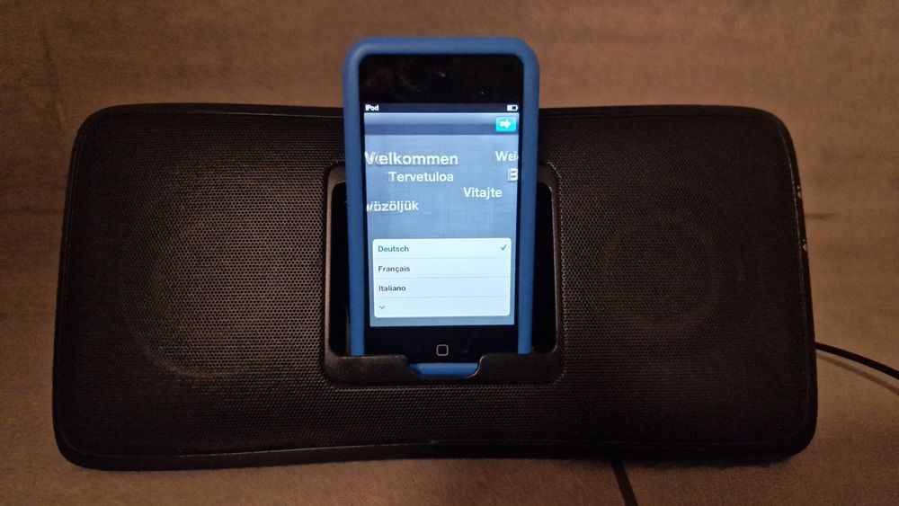 iPod 8GB inkl. Logitech Lautsprecherstation (Gebraucht) in Eschenbach ...