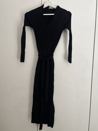Schwarzes Kleid von Mango