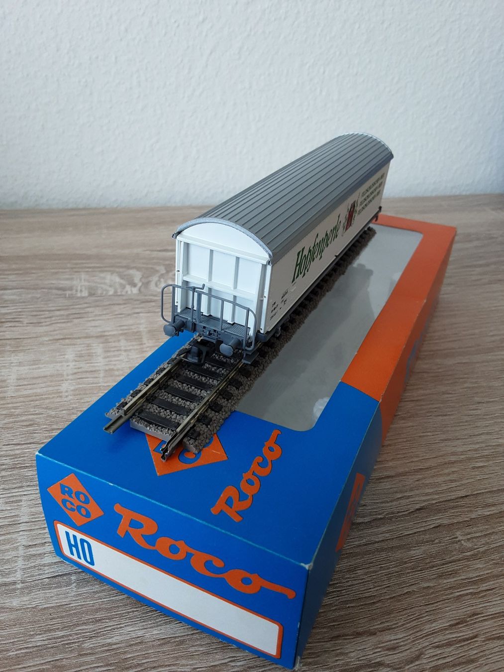 Roco Modellini di ferrovie: Roco Güterwagen SBB "Hopfenperle" in OVP – Usato da Zürich venduto da Rbaer1 3
