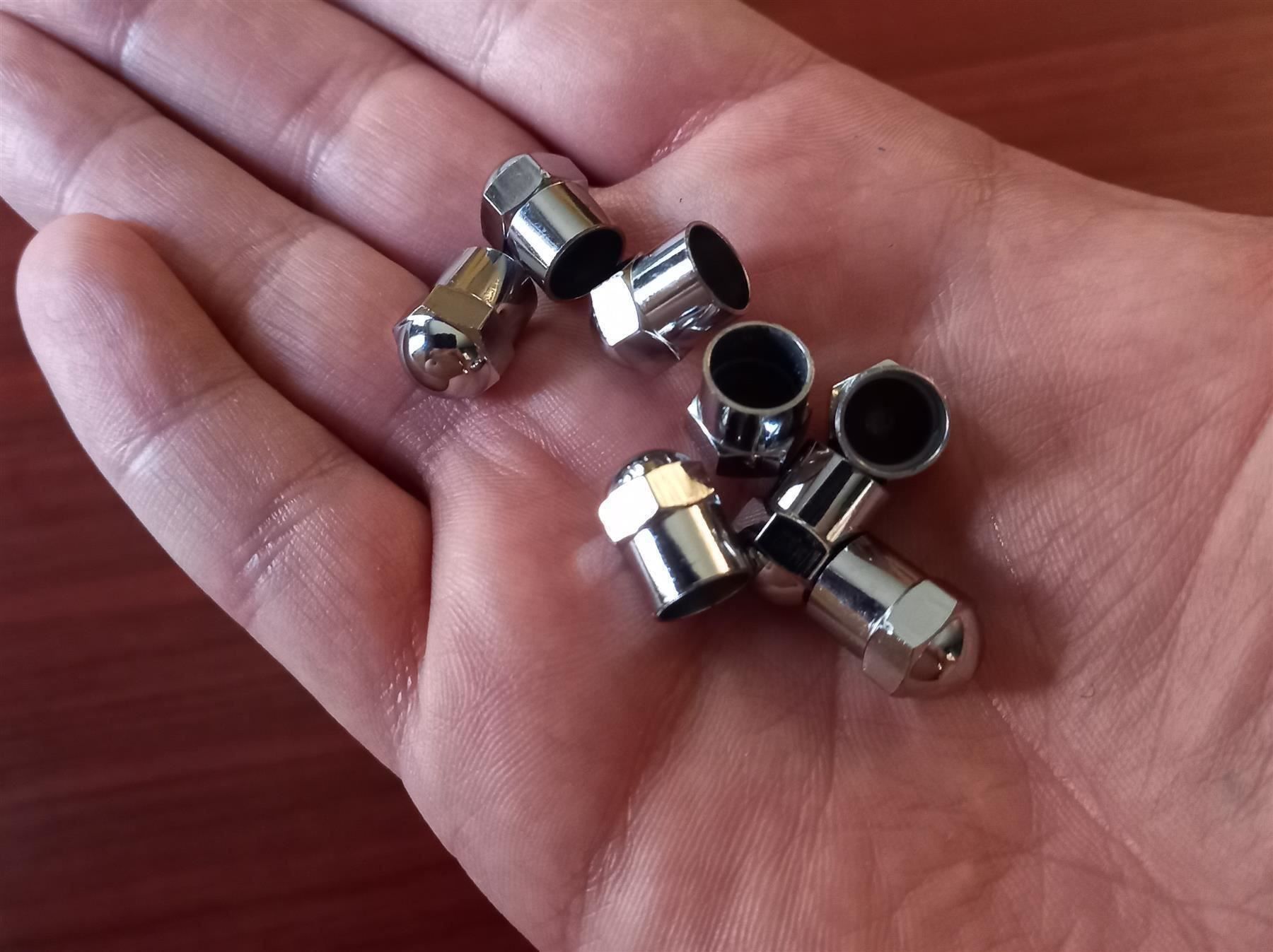 Apribottiglie & Tappi per chiusura: Reifenstopfen verchromt Motorrad Auto - Bouchons chromé – Nuovo (secondo la descrizione) da Bremblens venduto da UNSTOCK 4