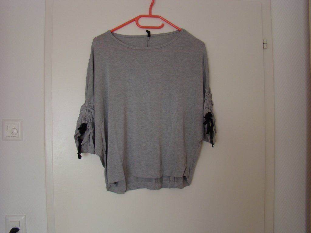 Stradivarius T-shirts: Stradivarius,  pull – Neuf avec emballage d'origine à Lussery-Villars par pousinete02 3