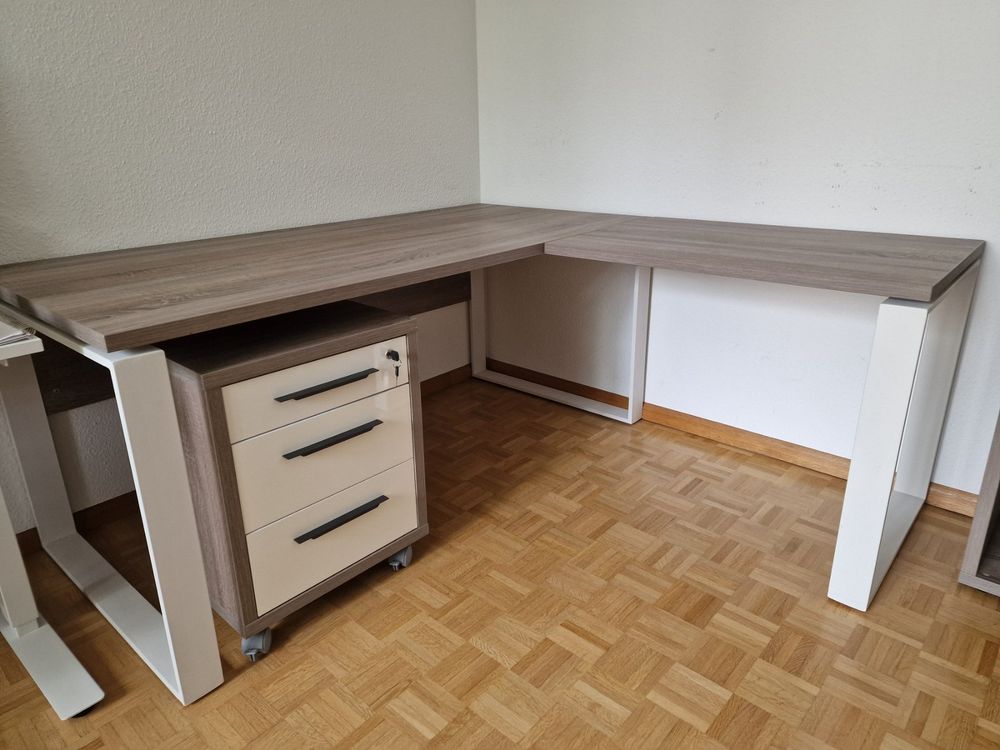 Hochwertiger, geräumiger Eckschreibtisch inkl. Rollkasten (Neu (gemäss ...