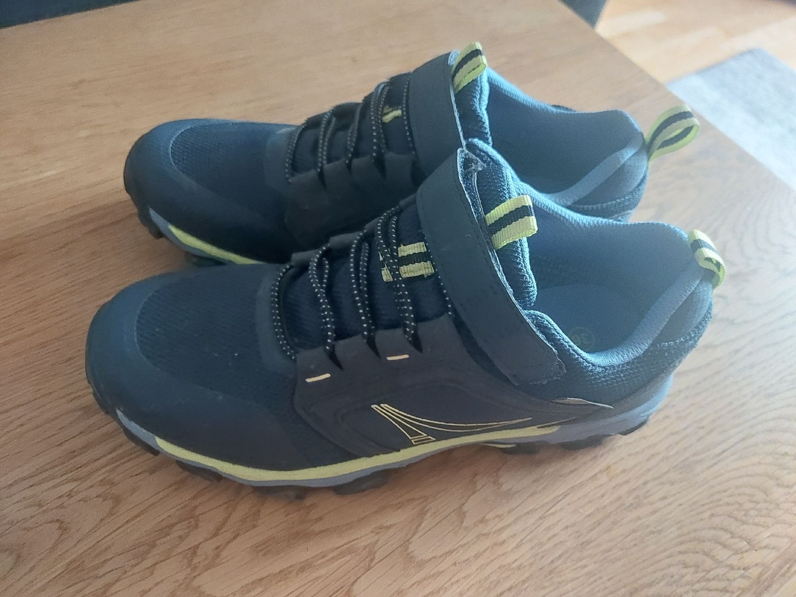 Scarpe da uomo: Kaum getragene Turnschuhe Gr 36 – Usato da Landquart venduto da Cedes 3